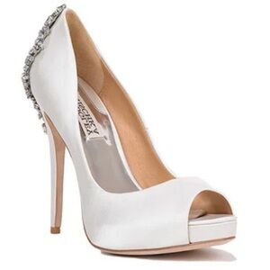 "KIARA" BY BADGLEY MISCHKA BRIDAL (size 7) Ivory Satin